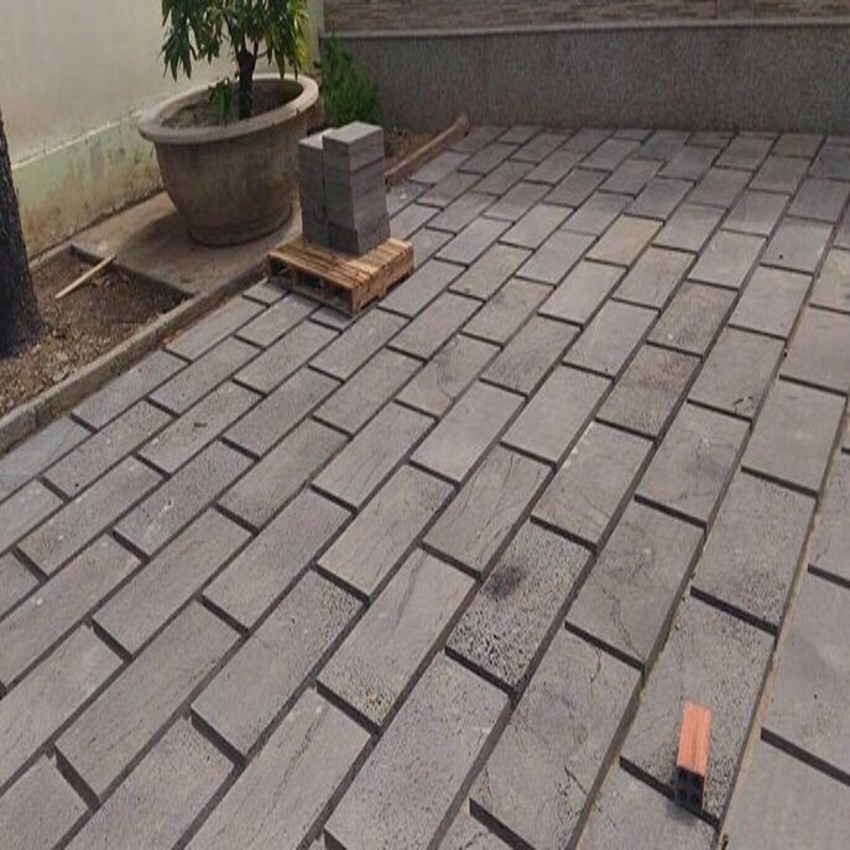 Đá ong xám lát sân